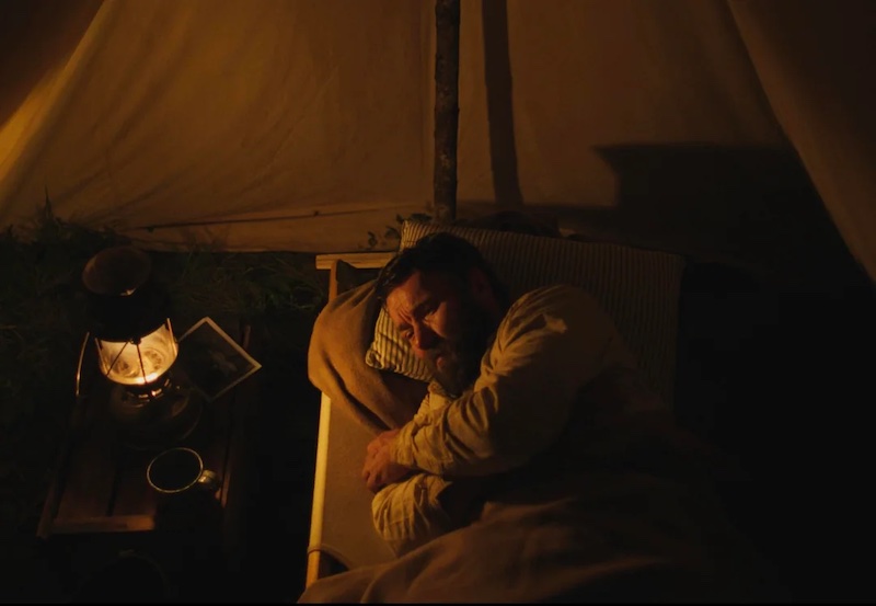 Fotograma de Train Dreams con cámara cercana y textura visual orgánica de Adolpho Veloso