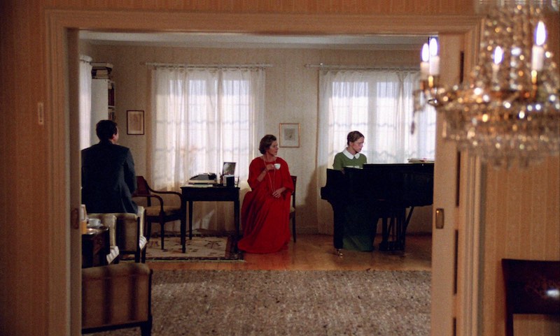 Fotograma de Autumn Sonata (1978) en interior doméstico con luz suave y fotografía de Sven Nykvist