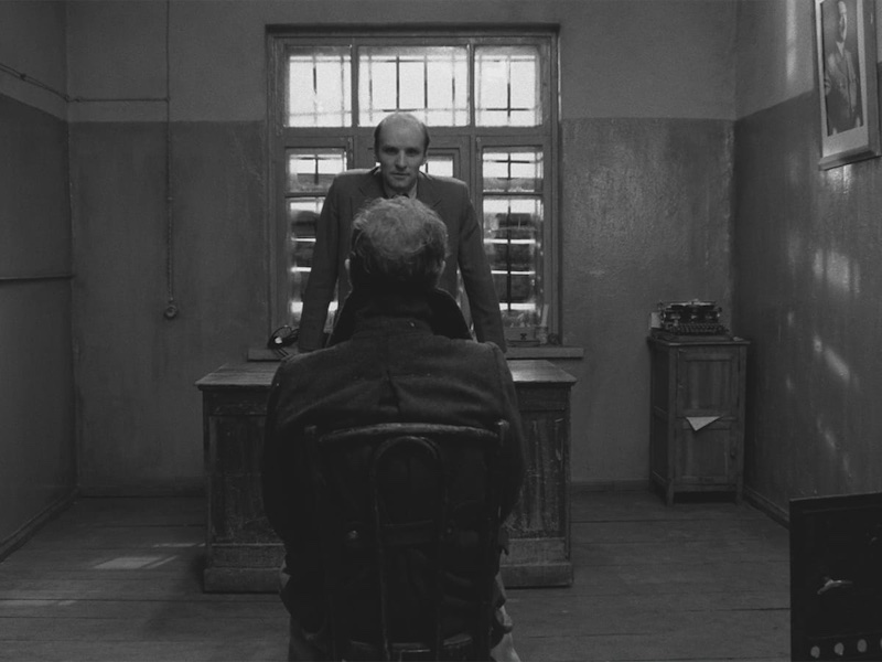 Dos partisanos avanzando por la nieve en The Ascent (1977), fotografía en blanco y negro de Vladimir Chukhnov y Pavel Lebeshev