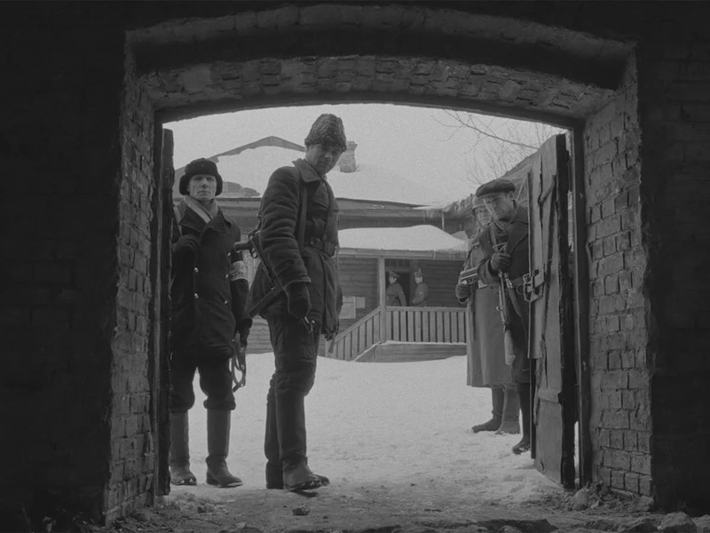 Primer plano de un partisano exhausto en un paisaje nevado de The Ascent (1977), fotografía de Vladimir Chukhnov y Pavel Lebeshev