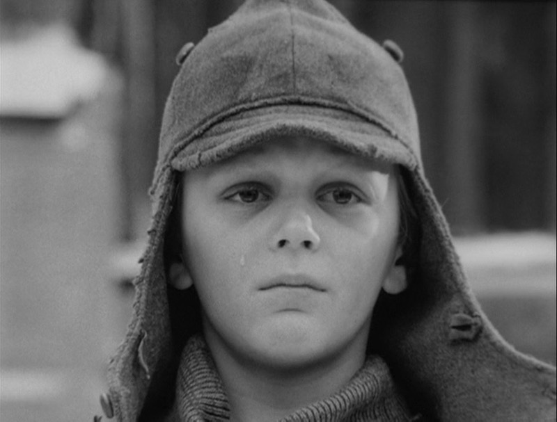 Grupo de personajes caminando entre la nieve en The Ascent (1977), fotografía en blanco y negro de Vladimir Chukhnov y Pavel Lebeshev