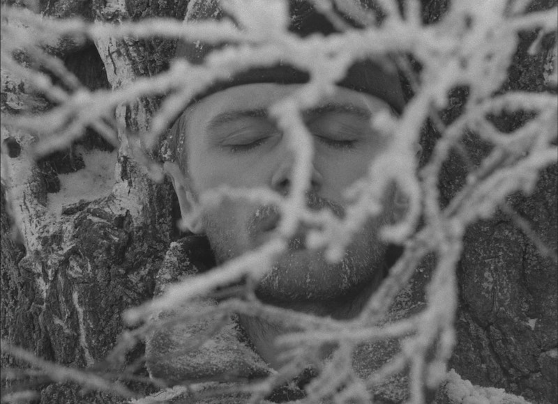 Interior con personajes iluminados de forma plana en The Ascent (1977), fotografía de Vladimir Chukhnov y Pavel Lebeshev