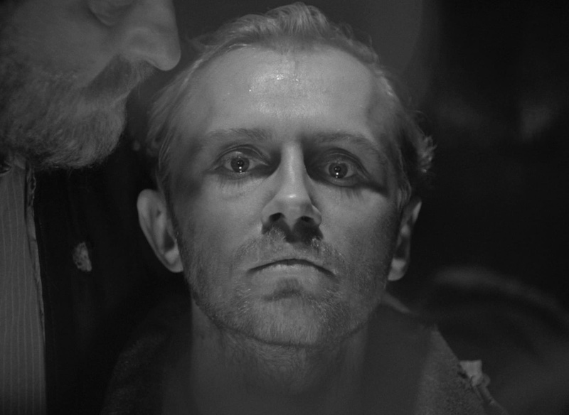 Primer plano severo con iris triangular visible en The Ascent (1977), fotografía de Vladimir Chukhnov y Pavel Lebeshev