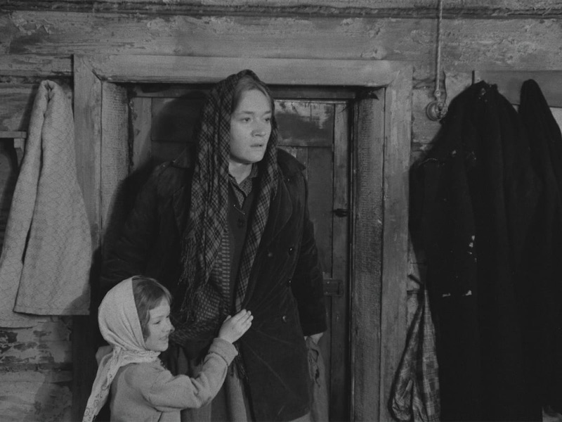 Escena final en la nieve de The Ascent (1977), fotografía en blanco y negro de Vladimir Chukhnov y Pavel Lebeshev