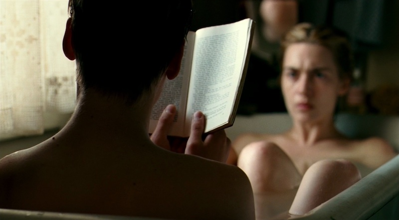 The Reader, Kate Winslet en interiores sombríos con mezcla de temperaturas de color