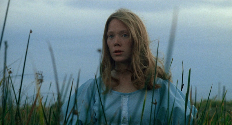 Sissy Spacek entre la hierba alta en Badlands, en una imagen de tono naturalista y melancólico