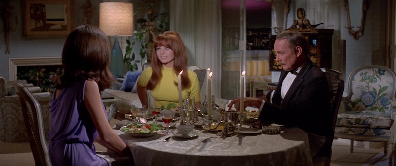 Beyond the Valley of the Dolls (1970), fotograma panorámico de la película de Russ Meyer fotografiada por Fred J. Koenekamp