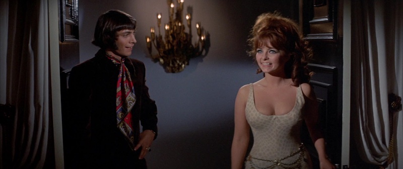 Beyond the Valley of the Dolls, imagen con color saturado y estética pop en la fotografía de Fred J. Koenekamp