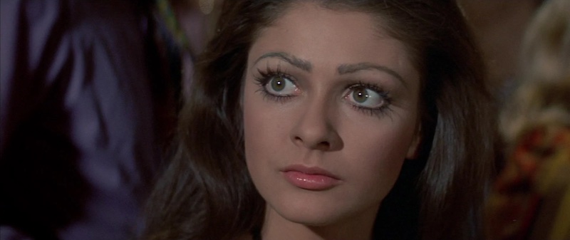 Beyond the Valley of the Dolls, fotograma de estudio con decorados artificiales y fotografía clásica de Fred J. Koenekamp