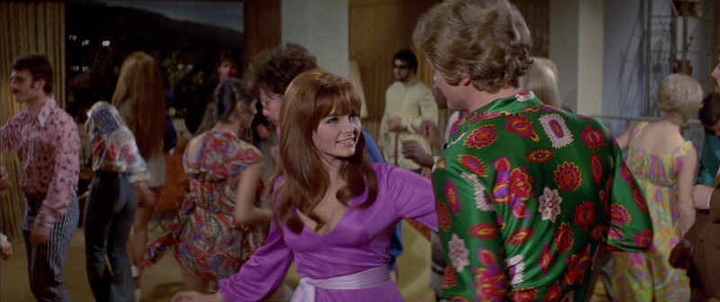 Beyond the Valley of the Dolls, escena nocturna con fuerte artificio visual y contraste entre exterior e interior de estudio