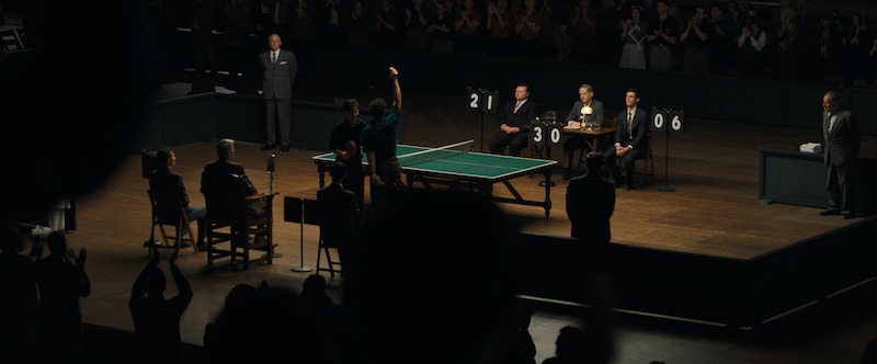 Fotograma de Marty Supreme con ambientación de época y composición panorámica de Darius Khondji