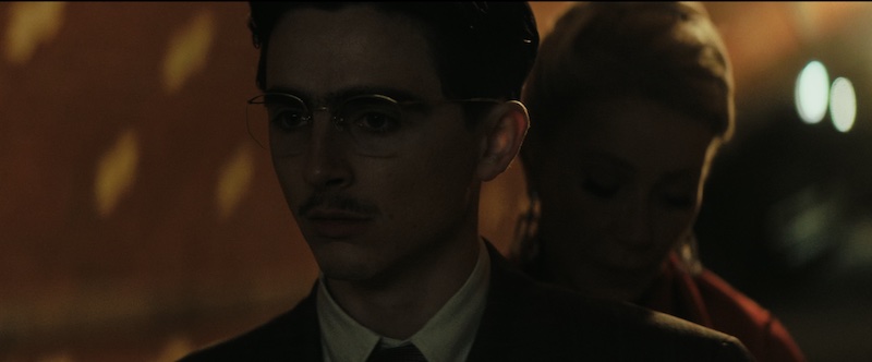 Escena de Marty Supreme con Gwyneth Paltrow y Timothée Chalamet en una composición panorámica