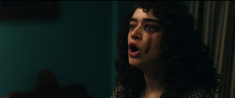 Plano de Marty Supreme con movimiento de cámara y estética visual de Josh Safdie fotografiada por Darius Khondji