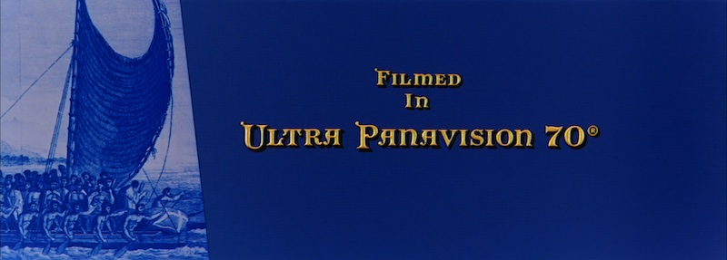 Crédito del formato Ultra Panavision 70 en Mutiny on the Bounty con tipografía dorada sobre fondo azul