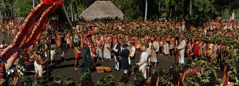 Ceremonia en Tahití en Mutiny on the Bounty con gran número de extras y composición panorámica en Ultra Panavision 70