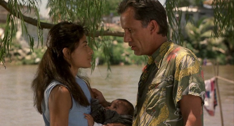 James Woods con Elpidia Carrillo y un bebé junto al agua en Salvador, imagen íntima fotografiada por Robert Richardson