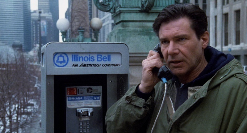 Harrison Ford como Richard Kimble hablando por teléfono en una calle de Chicago en The Fugitive, fotografiado por Michael Chapman