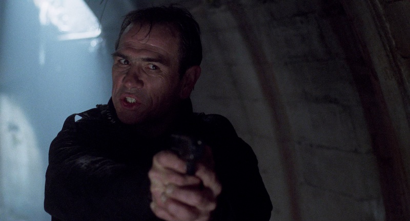 Tommy Lee Jones apuntando con una pistola en el túnel en The Fugitive, con iluminación contrastada de Michael Chapman