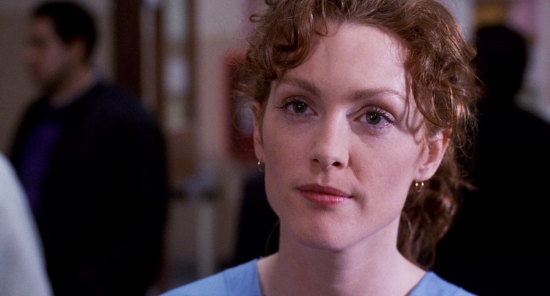 Julianne Moore en primer plano en The Fugitive, ejemplo de la fotografía sobria y naturalista de Michael Chapman