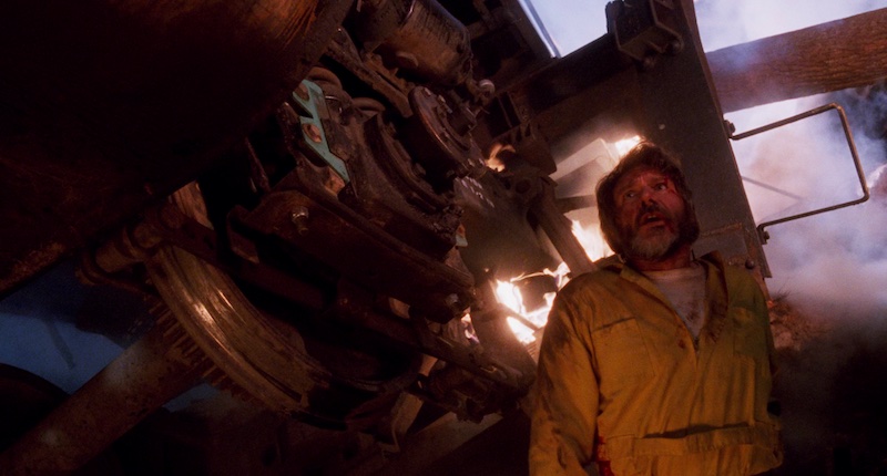 Trabajador junto al tren descarrilado en The Fugitive, imagen de la espectacular secuencia del accidente con efectos visuales en VistaVision