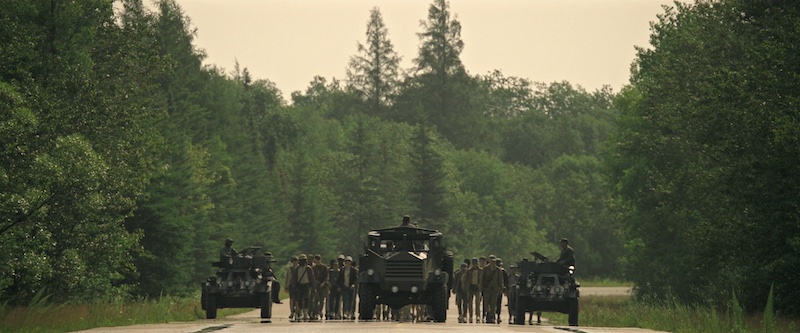 The Long Walk La Larga Marcha 2025 grupo de caminantes escoltado por vehículos militares en carretera fotografiado por Jo Willems