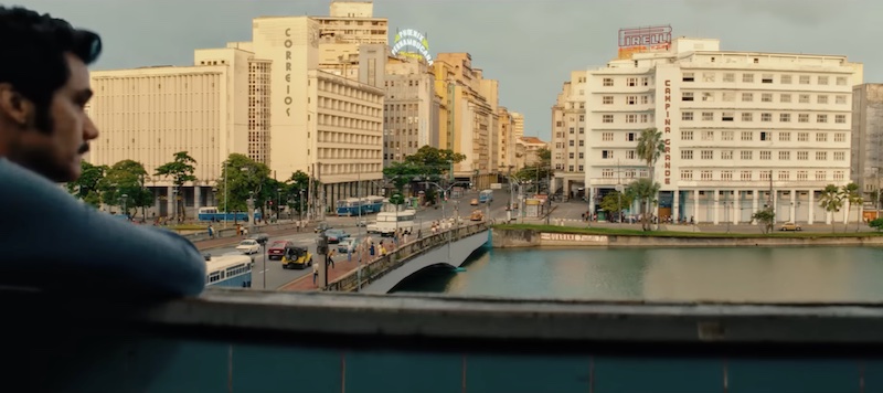 The Secret Agent 2025 vista de Recife desde un balcón con edificios de época y fotografía cálida de Evgenia Alexandrova