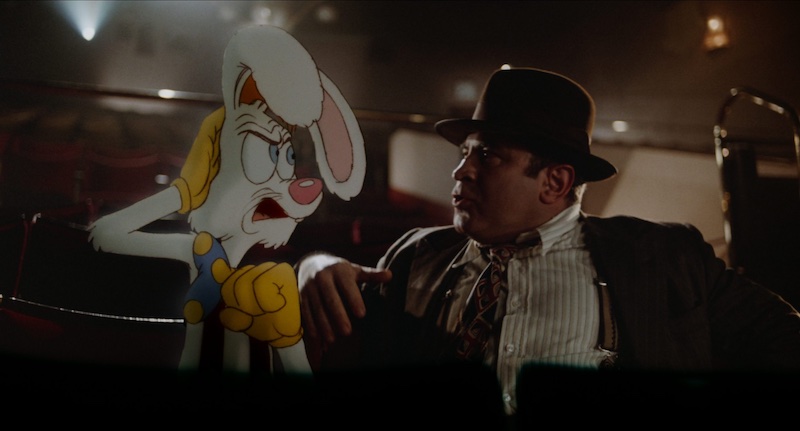 Who Framed Roger Rabbit escena de cine negro en color con personaje humano y conejo animado fotografiada por Dean Cundey