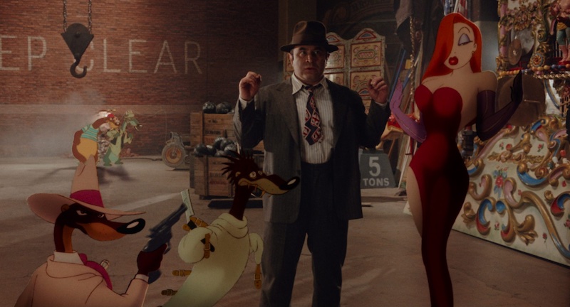 Who Framed Roger Rabbit integración de personajes animados y personaje humano en decorado industrial con fotografía VistaVision de Dean Cundey