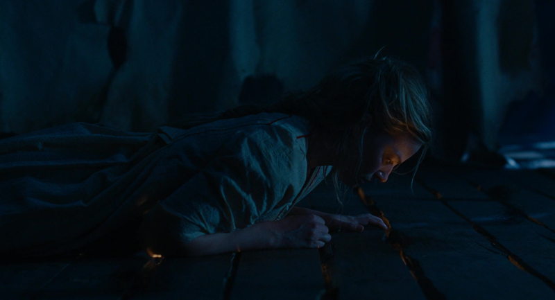 Margot Robbie en una escena nocturna azulada de Wuthering Heights 2026, fotografía de Linus Sandgren y deseo femenino