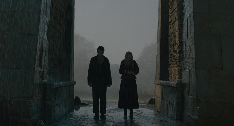 Cathy y Heathcliff de niños bajo la lluvia en Wuthering Heights 2026, imagen gótica fotografiada por Linus Sandgren