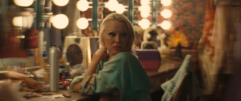 The Last Showgirl fotografía de Autumn Durald Arkapaw ASC Pamela Anderson en camerino con luces integradas y textura de Super 16mm