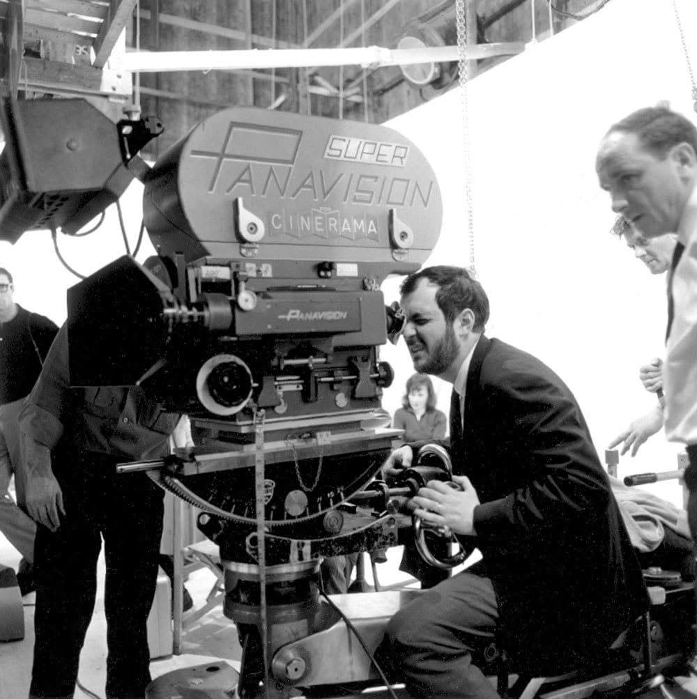 Stanley Kubrick rodando 2001: Una odisea del espacio con una cámara de 65mm