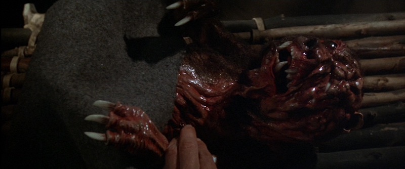 Prophecy 1979 criatura mutante en escena de terror fotografiada por Harry Stradling Jr