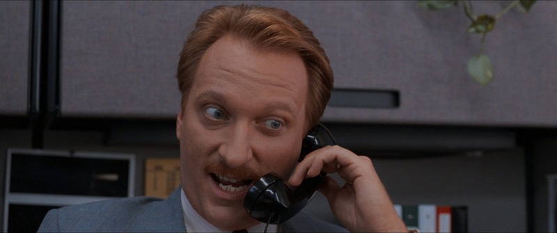 Ferris Bueller’s Day Off Jeffrey Jones como Ed Rooney en una escena interior iluminada por Tak Fujimoto