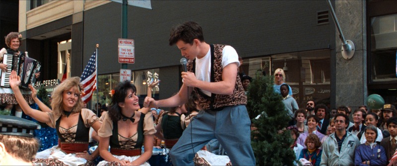 Ferris Bueller’s Day Off desfile en Chicago con Matthew Broderick en una composición panorámica de Tak Fujimoto