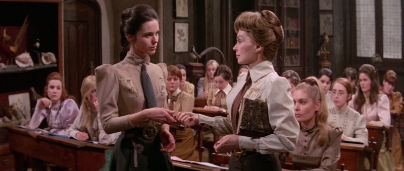 Composición anamórfica en el aula de La Residencia, con Lilli Palmer y Cristina Galbó rodeadas por las alumnas en profundidad de campo