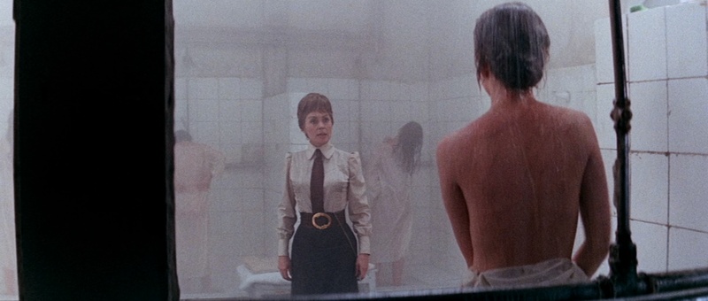 Escena de las duchas de La Residencia, con luz suave y vapor que difuminan la imagen frente al contraste más duro del resto del film