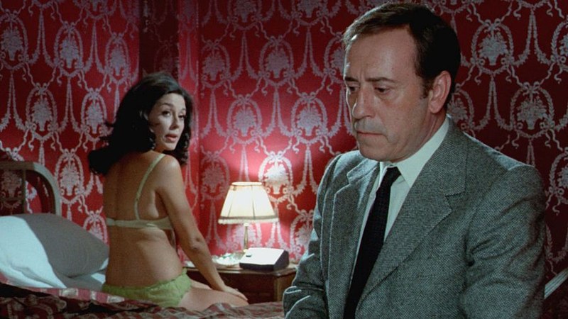Mi Querida Señorita fotografía de Luis Cuadrado con José Luis López Vázquez y Mónica Randall en un interior de dormitorio
