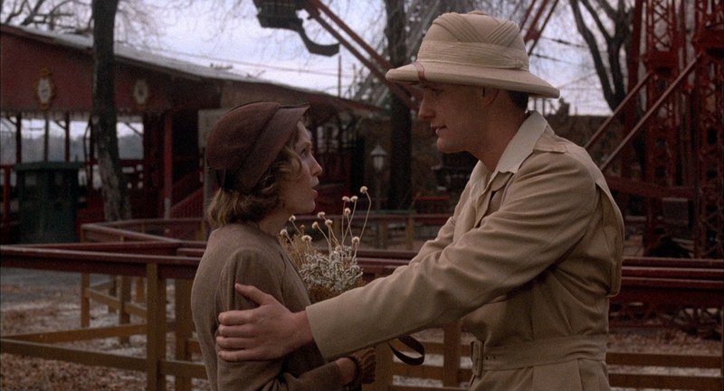 Mia Farrow y Jeff Daniels en The Purple Rose of Cairo con composición lateral y tono nostálgico de Gordon Willis