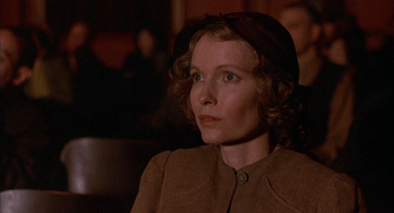 Mia Farrow en The Purple Rose of Cairo iluminada por Gordon Willis en las escenas del cine
