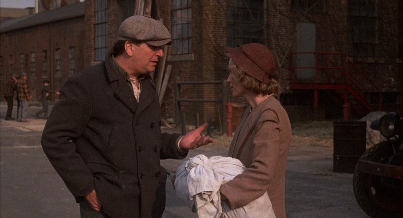 Mia Farrow y Danny Aiello en The Purple Rose of Cairo con luz dura exterior y paleta de época de Gordon Willis