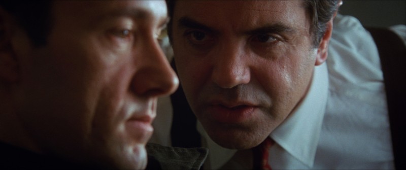 The Usual Suspects Newton Thomas Sigel fotografía en primer plano con Chazz Palminteri y Kevin Spacey