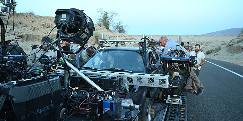 Cámara VistaVision montada en un rig de vehículo durante el rodaje de One Battle After Another