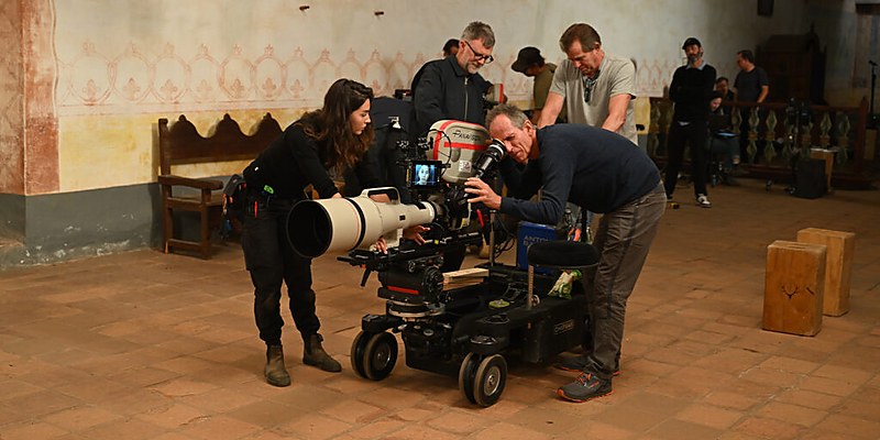 Equipo de cámara trabajando con una cámara VistaVision durante el rodaje de One Battle After Another