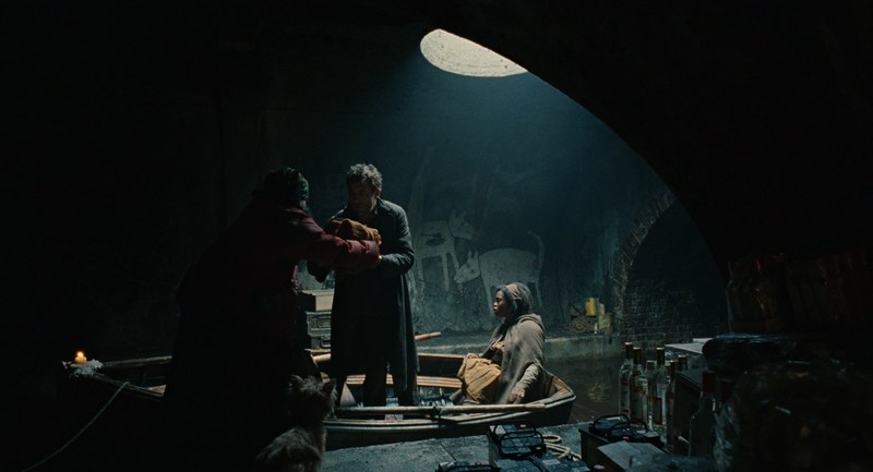 Children of Men escena del bote en el túnel con luz cenital y fotografía de Emmanuel Lubezki