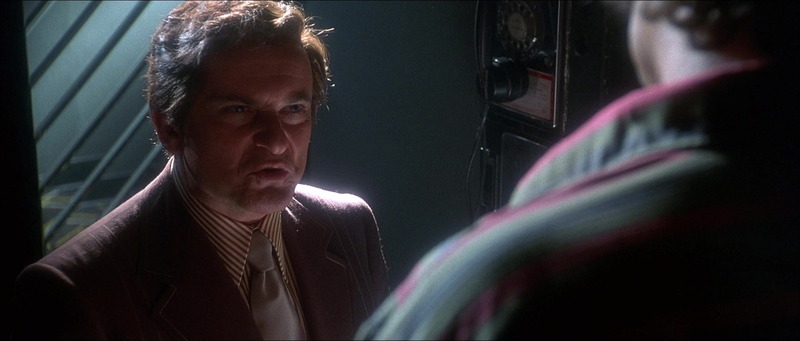 Joe Pesci como Nicky Santoro en una escena de interior de Casino (1995), con iluminación contrastada de Robert Richardson ASC
