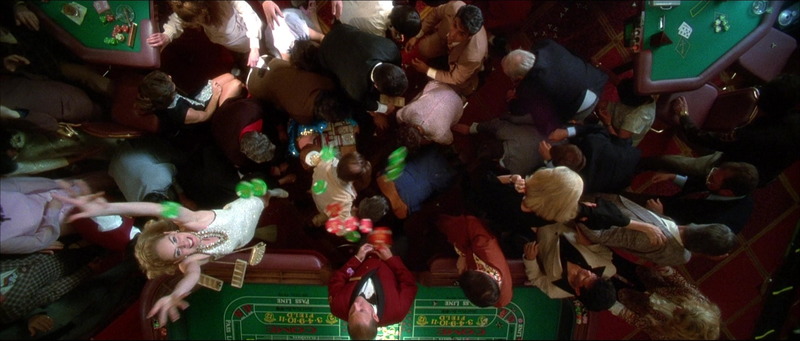 Plano cenital de Sharon Stone lanzando fichas en Casino (1995), imagen icónica de la fotografía de Robert Richardson ASC
