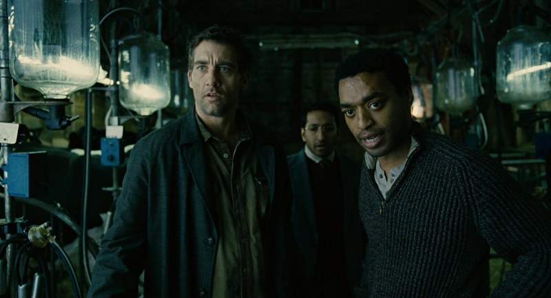 Children of Men con Clive Owen y Chiwetel Ejiofor en una localización industrial iluminada por Emmanuel Lubezki