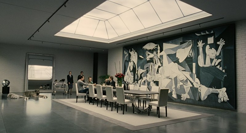 Children of Men escena del comedor con el Guernica y estilo visual de Alfonso Cuarón y Emmanuel Lubezki