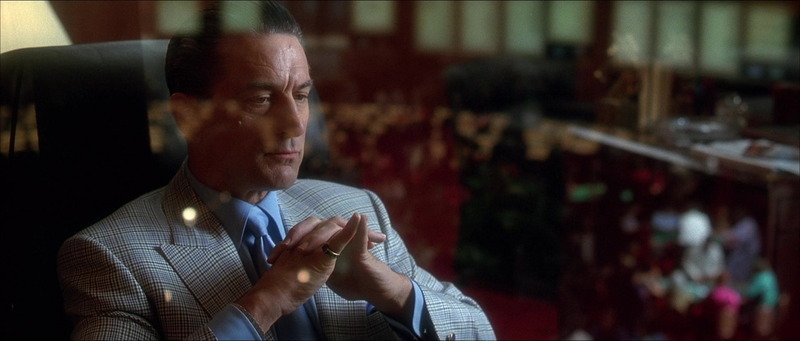 Robert De Niro como Sam Rothstein observa el casino desde su despacho en Casino (1995), fotografiada por Robert Richardson ASC
